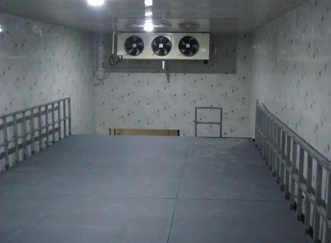 不小心反锁关在冷库里该如何自救呢 不小心反锁关在冷库里该如何自救呢